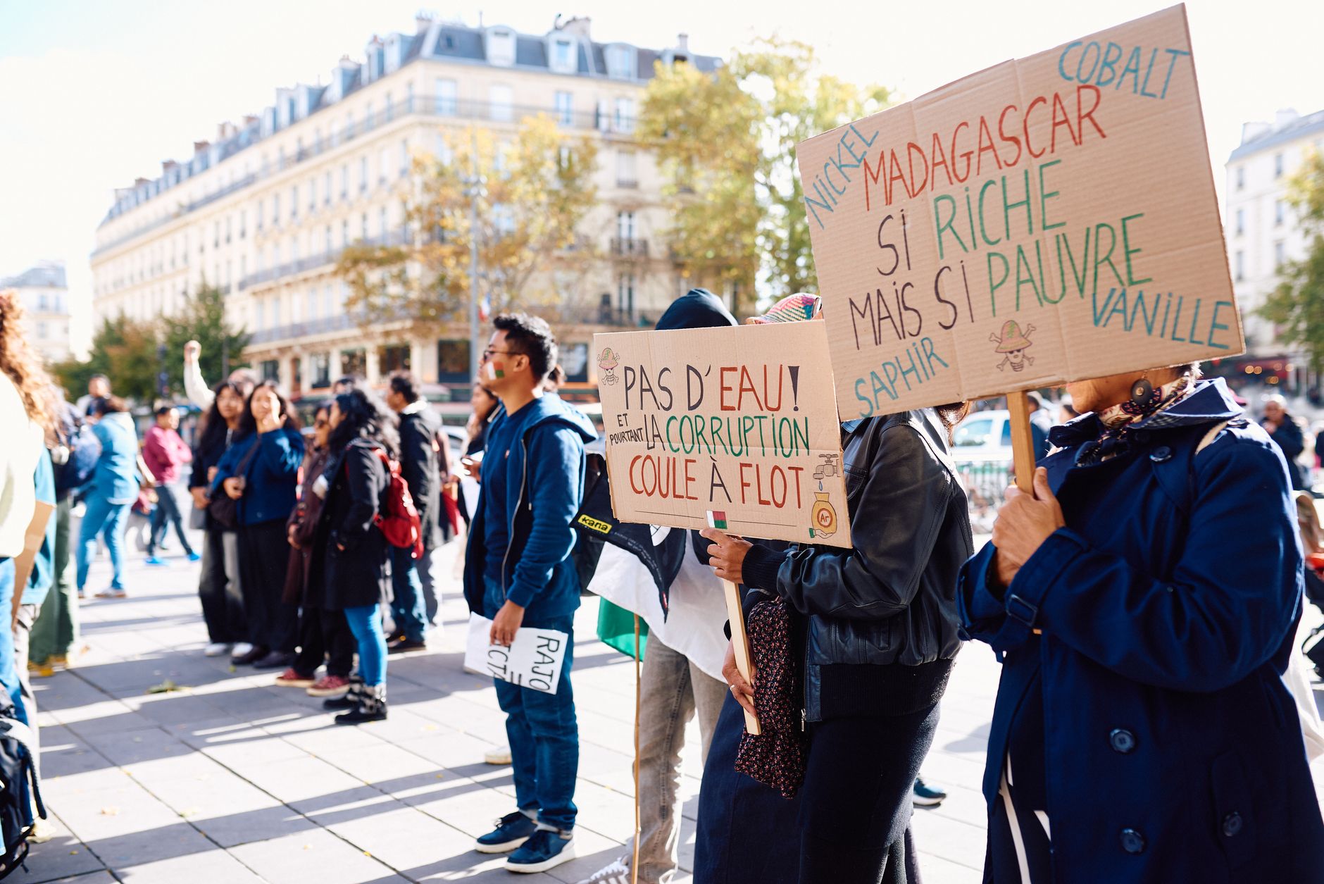 Pancartes dans une rue, rassemblement calme