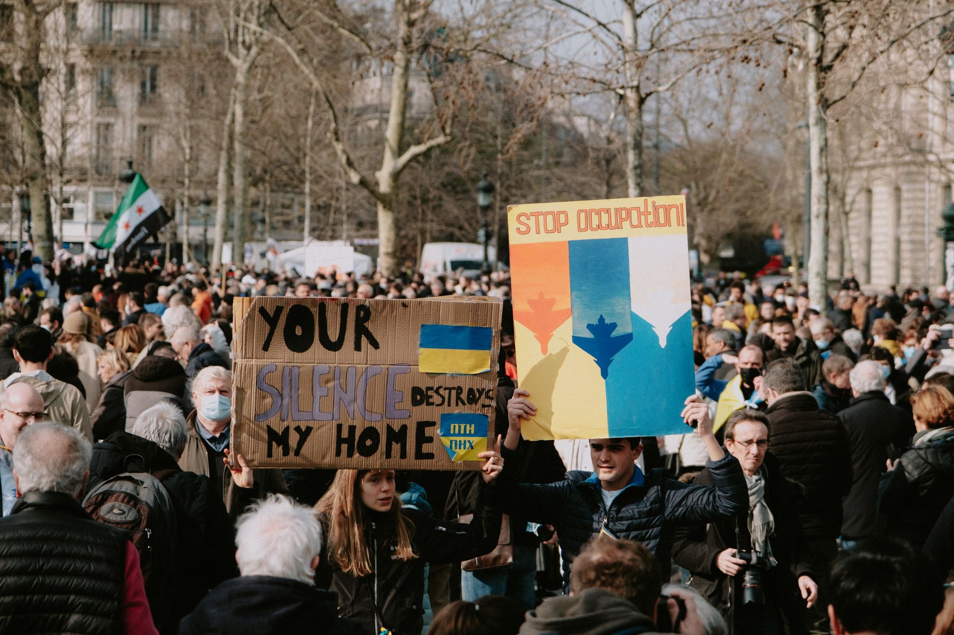 Rassemblement public, pancartes levées